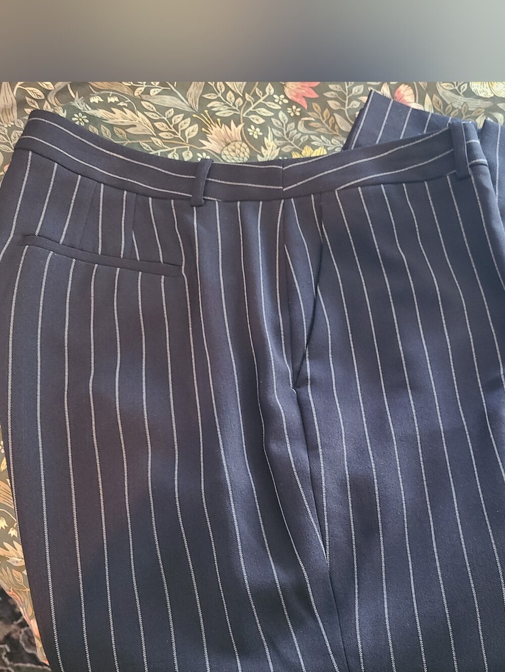 Wide-leg cropped pin-striped pants